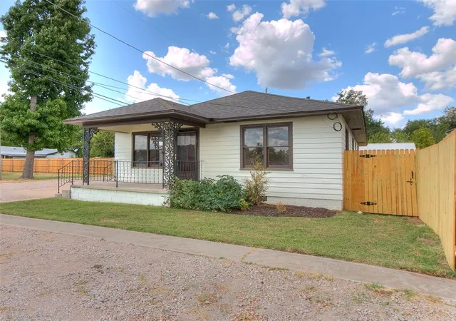 Photo 4 of Sale Pending at 906 W Ridgewood St, Shawnee, OK 74801 | MLS# 1243376 | Listing updated on 2026-09-04