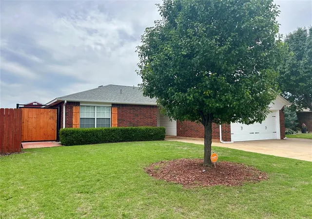2nd image of 1044 Nw 19th St, Moore, OK 73160 | MLS# 1243414