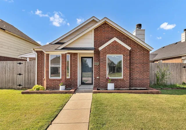 1st image of 1006 Sw 22nd St, Moore, OK 73160 | MLS# 1243426