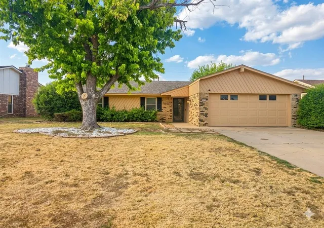 Photo 2 of Sale Pending at 1421 Savannah Cir, Altus, OK 73521 | MLS# 1243442 | Listing updated on 2026-08-24
