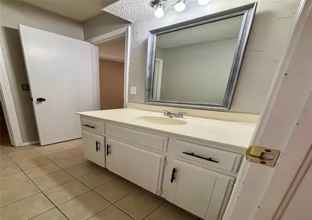Listing Photo 5 - Condo for sale in building located at 11907 N Mustang Rd, Yukon, OK 73099