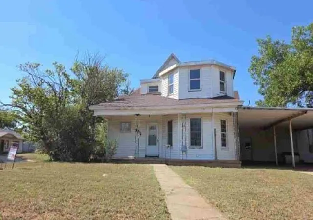 Photo 2 of Single family home for sale at 321 W B Ave, Elk City, OK 73644 | MLS# 1243480 | Listing updated on 2026-09-17