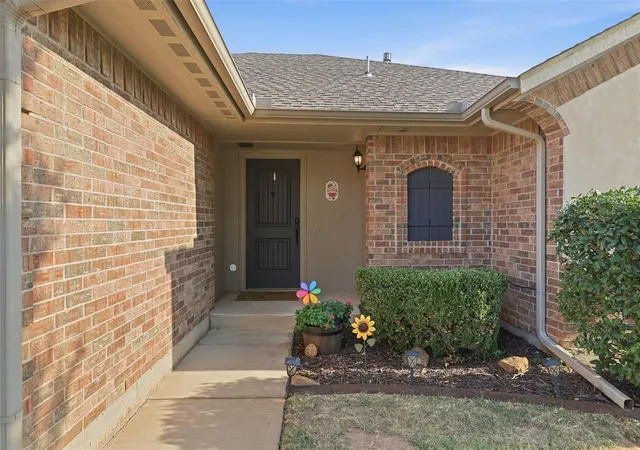Photo 3 of Single family home for sale at 604 Apple Tree Ln, Moore, OK 73160 | MLS# 1243491 | Listing updated on 2026-09-22