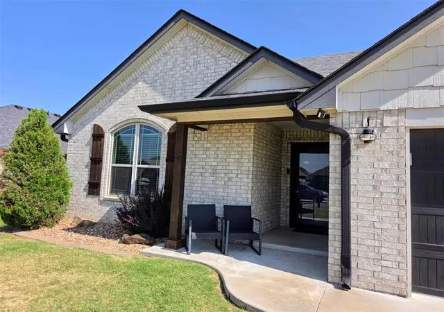 Photo 3 of Sale Pending at 1916 Twisted Oak Ct, Shawnee, OK 74804 | MLS# 1243497 | Listing updated on 2026-10-07