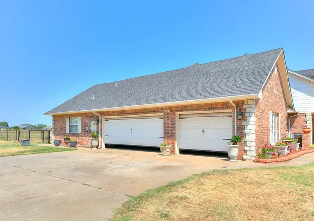 2nd image of 5401 Castle Ridge Dr, Mustang, OK 73064 | MLS# 1243562