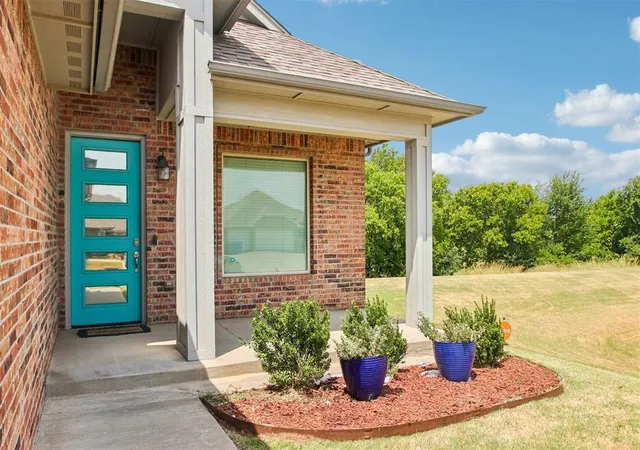 Photo 2 of Sale Pending at 1302 Pebble Pond Dr, Norman, OK 73071 | MLS# 1243576 | Listing updated on 2026-08-20