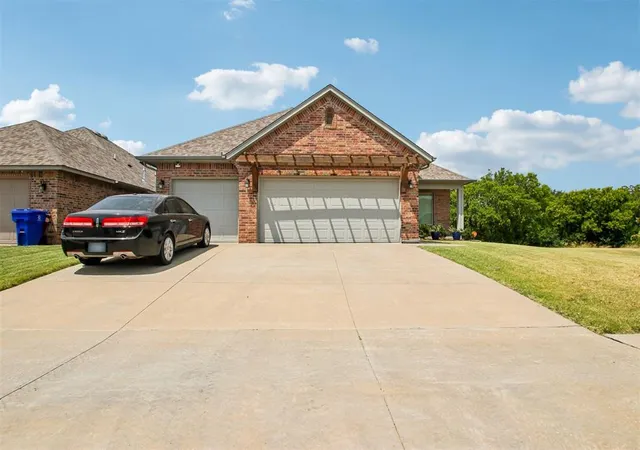 Photo 3 of Sale Pending at 1302 Pebble Pond Dr, Norman, OK 73071 | MLS# 1243576 | Listing updated on 2026-08-20