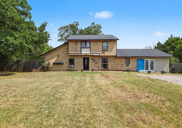 1st image of 909 E Park St, Tecumseh, OK 74873 | MLS# 1243598