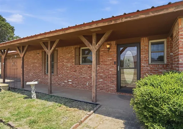Photo 3 of Sale Pending at 3300 N Park Ln, Altus, OK 73521 | MLS# 1243601 | Listing updated on 2026-08-17