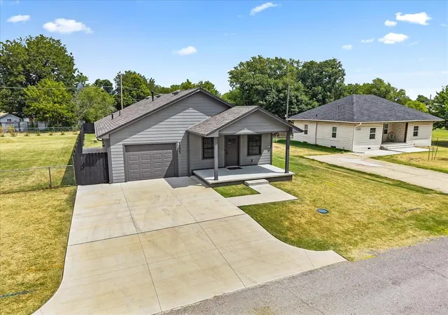 2nd image of 1205 E Oak St, El Reno, OK 73036 | MLS# 1243609