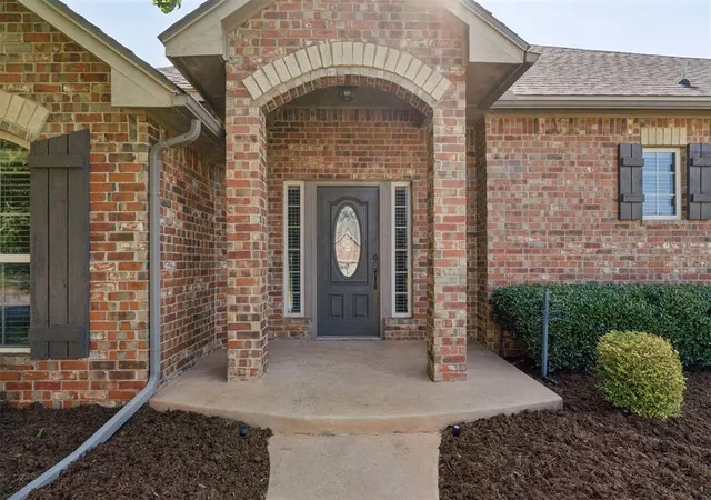 Photo 3 of Sale Pending at 2008 Kendal Ct, Edmond, OK 73003 | MLS# 1243610 | Listing updated on 2026-08-15