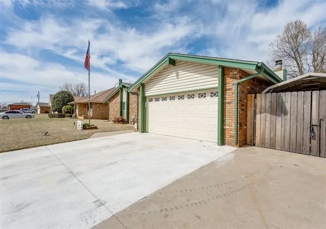 Photo 3 of Single family home for sale at 113 E Snowmass Dr, Yukon, OK 73099 | MLS# 1243761 | Listing updated on 2026-09-02