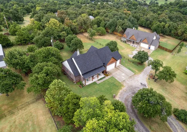 Photo 2 of Sale Pending at 2405 Gina Ct, Guthrie, OK 73044 | MLS# 1243765 | Listing updated on 2026-09-30