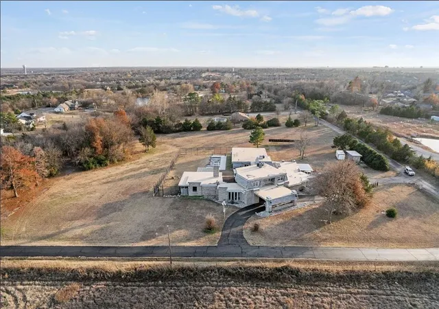 2nd image of 2961 Twin Acres Dr, Norman, OK 73071 | MLS# 1243803