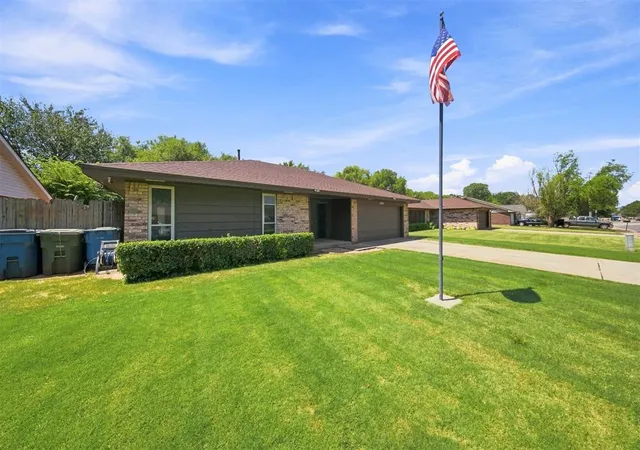 Photo 2 of Sale Pending at 508 Cherryvale Rd, Edmond, OK 73003 | MLS# 1243812 | Listing updated on 2026-08-23