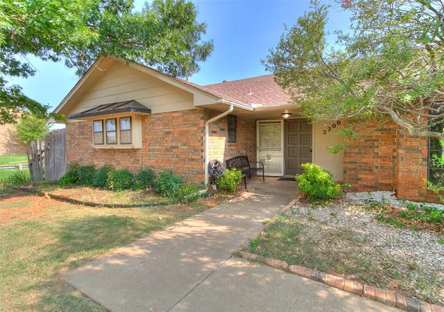 3rd image of 2200 Nw 118Th St, Oklahoma City, OK 73120 | MLS# 1243828