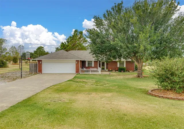 Photo 2 of Single family home for sale at 413 Summer Oaks Dr, Blanchard, OK 73010 | MLS# 1243836 | Listing updated on 2026-09-23