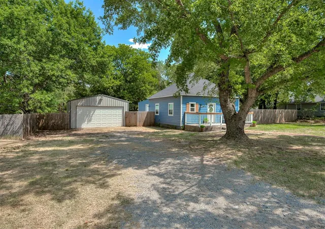 Photo 3 of Sale Pending at 404 Elm Ave, Wellston, OK 74881 | MLS# 1243850 | Listing updated on 2026-08-17