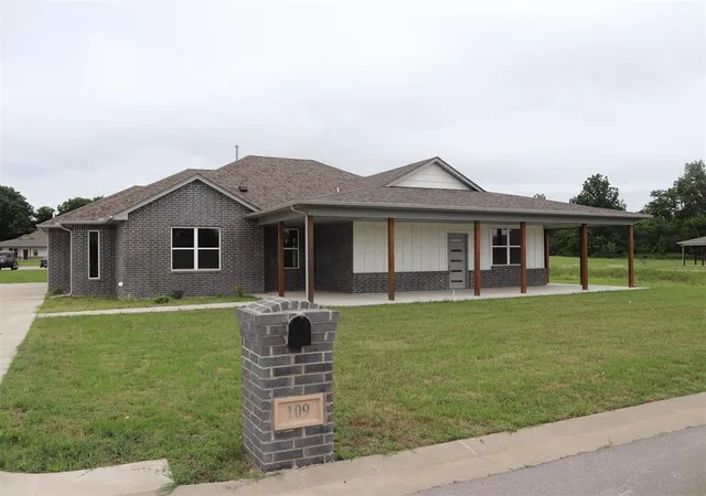 Photo 2 of Single family home for sale at 109 Olde Ml Rd, Jones, OK 73049 | MLS# 1243856 | Listing updated on 2026-08-19