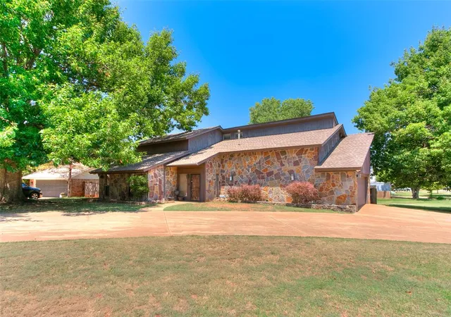 Single family home for sale at 12113 Old Farm Cir, Oklahoma City, OK 73120 | MLS# 1243881