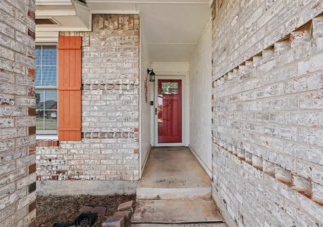 Photo 3 of Sale Pending at 10128 Hollyhead Wy, Yukon, OK 73099 | MLS# 1243886 | Listing updated on 2026-09-18