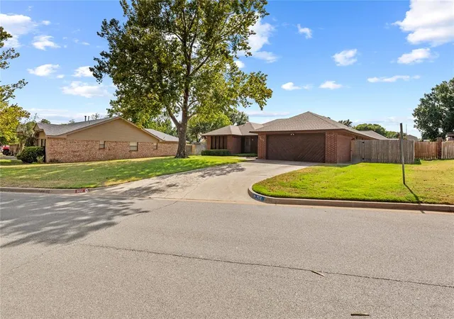 32nd image of 911 Claremont St, Weatherford, OK 73096 | MLS# 1243890