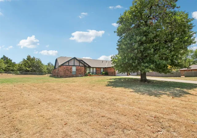 2nd image of 812 Dripping Springs Dr, Edmond, OK 73034 | MLS# 1243912