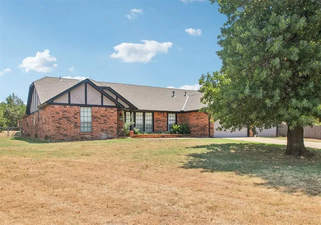 3rd image of 812 Dripping Springs Dr, Edmond, OK 73034 | MLS# 1243912