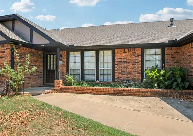 4th image of 812 Dripping Springs Dr, Edmond, OK 73034 | MLS# 1243912