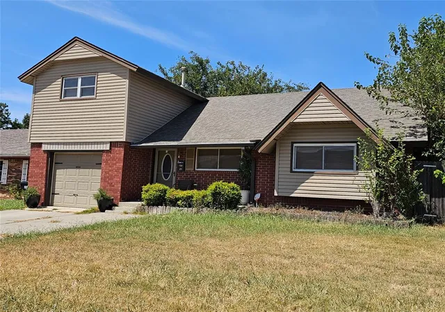 2nd image of 121 Sw 16th St, Moore, OK 73160 | MLS# 1243922