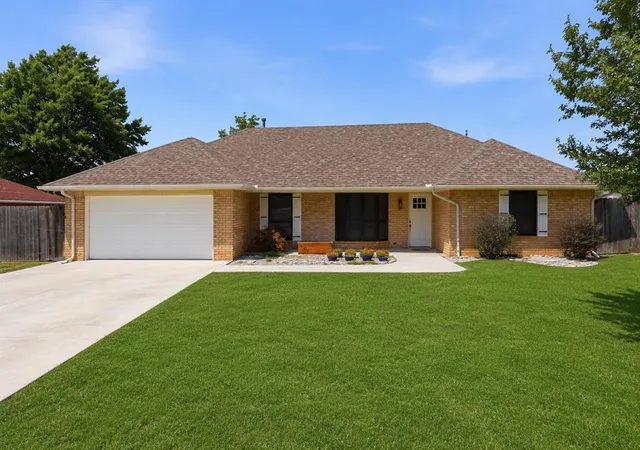 1st image of 905 Nw 33rd St, Moore, OK 73160 | MLS# 1243924