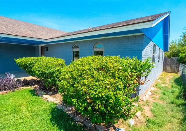 Photo 2 of Single family home for sale at 1216 Glenwood Dr, Moore, OK 73160 | MLS# 1243932 | Listing updated on 2026-08-17