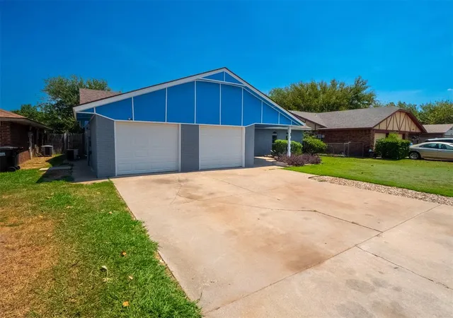 Photo 3 of Single family home for sale at 1216 Glenwood Dr, Moore, OK 73160 | MLS# 1243932 | Listing updated on 2026-08-17