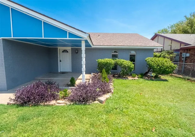 Photo 3 of Single family home for sale at 1216 Glenwood Dr, Moore, OK 73160 | MLS# 1243932 | Listing updated on 2026-10-03