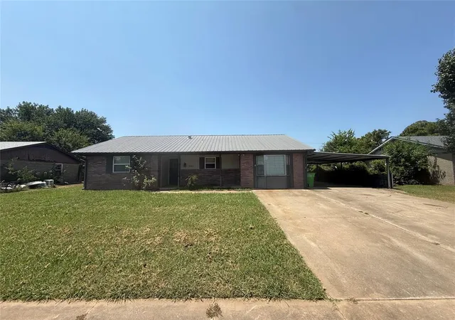 2nd image of 1023 Meadowbrook Ln, Prague, OK 74864 | MLS# 1243935