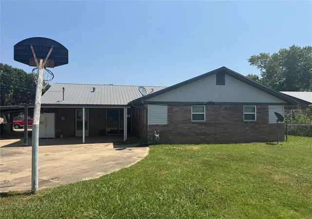 Photo 3 of Single family home for sale at 1023 Meadowbrook Ln, Prague, OK 74864 | MLS# 1243935 | Listing updated on 2026-10-07
