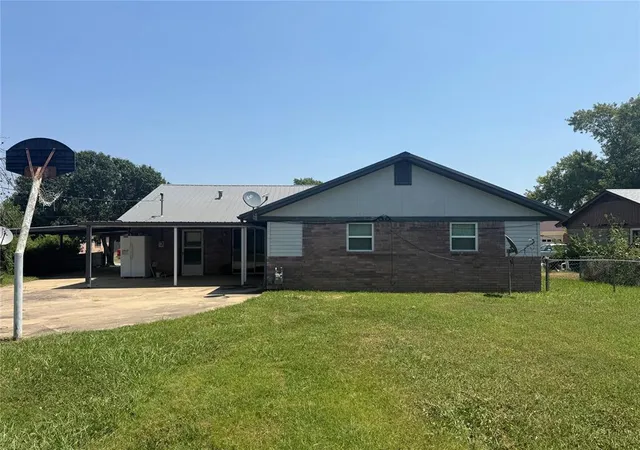 Photo 4 of Single family home for sale at 1023 Meadowbrook Ln, Prague, OK 74864 | MLS# 1243935 | Listing updated on 2026-10-07