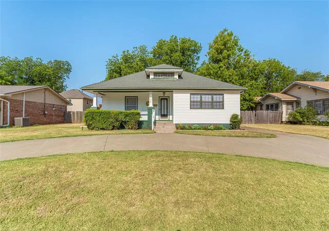 1st image of 424 S 9th St, Clinton, OK 73601 | MLS# 1243936