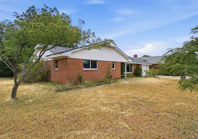 Photo 3 of Single family home for sale at 1731 N Hudson St, Altus, OK 73521 | MLS# 1243938 | Listing updated on 2026-08-12