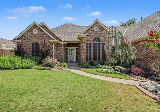Photo 2 of Sale Pending at 1112 N Creek Dr, Edmond, OK 73034 | MLS# 1243944 | Listing updated on 2026-08-15