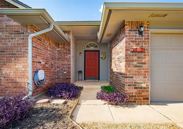Photo 3 of Sale Pending at 2609 NW 163rd Street, Edmond, OK 73013 | MLS# 1243962 | Listing updated on 2026-09-04