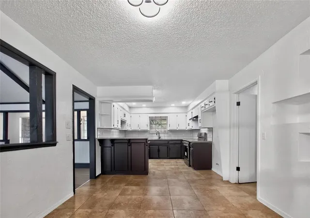 Photo 3 of Sale Pending at 1212 Ridgecrest St, Edmond, OK 73013 | MLS# 1243979 | Listing updated on 2026-08-20