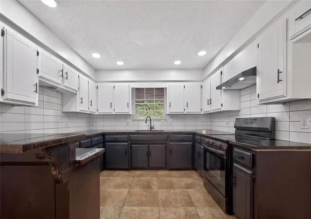 Photo 3 of Sale Pending at 1212 Ridgecrest St, Edmond, OK 73013 | MLS# 1243979 | Listing updated on 2026-08-20