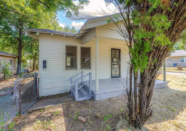 Single family home for sale at 1400 NE 16th Street, Oklahoma City, OK 73117 | MLS# 1244000
