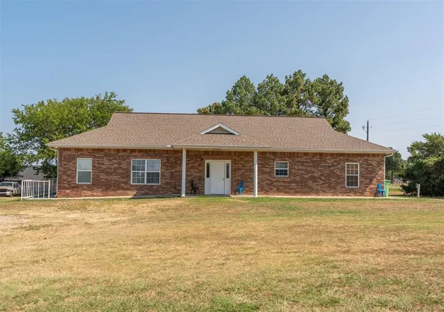 1st image of 4 S Hillcrest Wy, Okemah, OK 74859 | MLS# 1244021