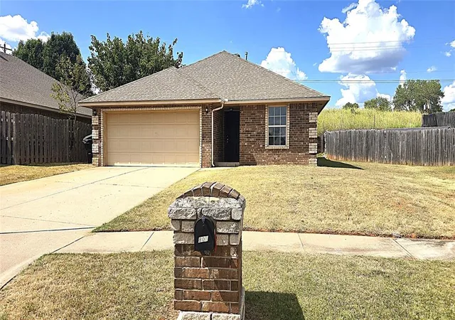 2nd image of 805 Crown Heights Ln, Purcell, OK 73080 | MLS# 1244052