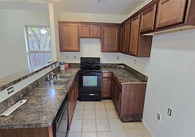 Photo 4 of Sale Pending at 805 Crown Hts Ln, Purcell, OK 73080 | MLS# 1244052 | Listing updated on 2026-08-18