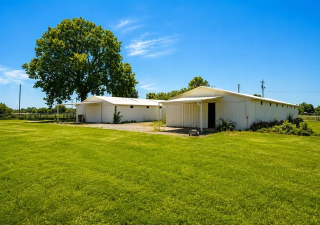 Photo 3 of Single family home for sale at 18699 Grayson Blvd, Henryetta, OK 74437 | MLS# 1244053 | Listing updated on 2026-08-13