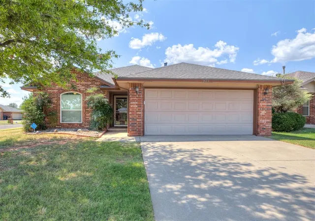Photo 3 of Single family home for sale at 521 Apache Gate Dr, Yukon, OK 73099 | MLS# 1244067 | Listing updated on 2026-10-07