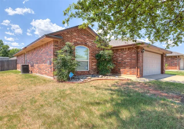 Photo 4 of Single family home for sale at 521 Apache Gate Dr, Yukon, OK 73099 | MLS# 1244067 | Listing updated on 2026-10-07